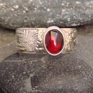 Saucy Jewelry floral pattern ring with gemstone